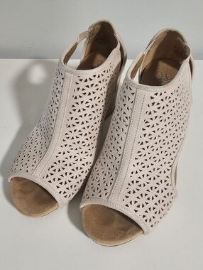 Life Stride Women's Tan Laser-Cut Peep-Toe Shoes In Size 8.5